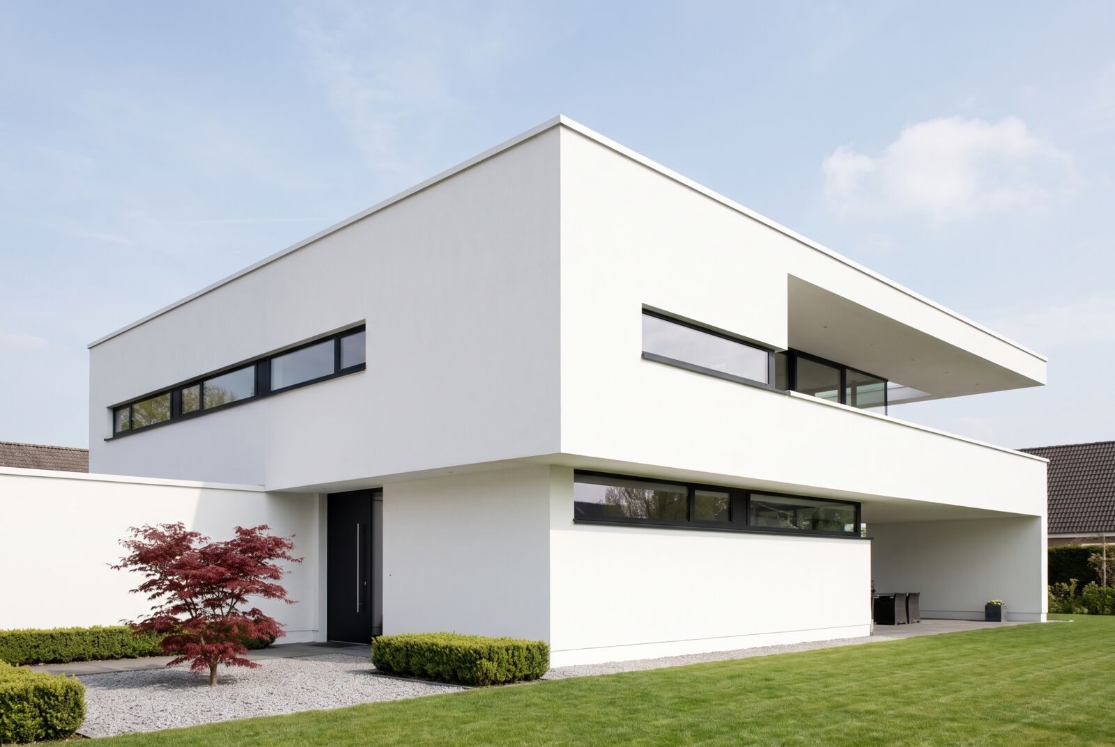 Foto eines weißen Hauses im Bauhausstil mit Fensterbändern